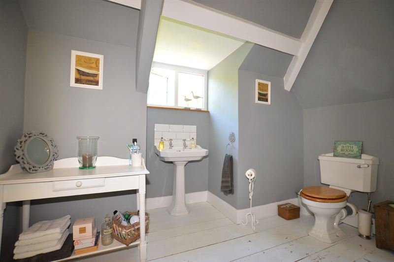 Attic bathroom in soft grey with white woodwork